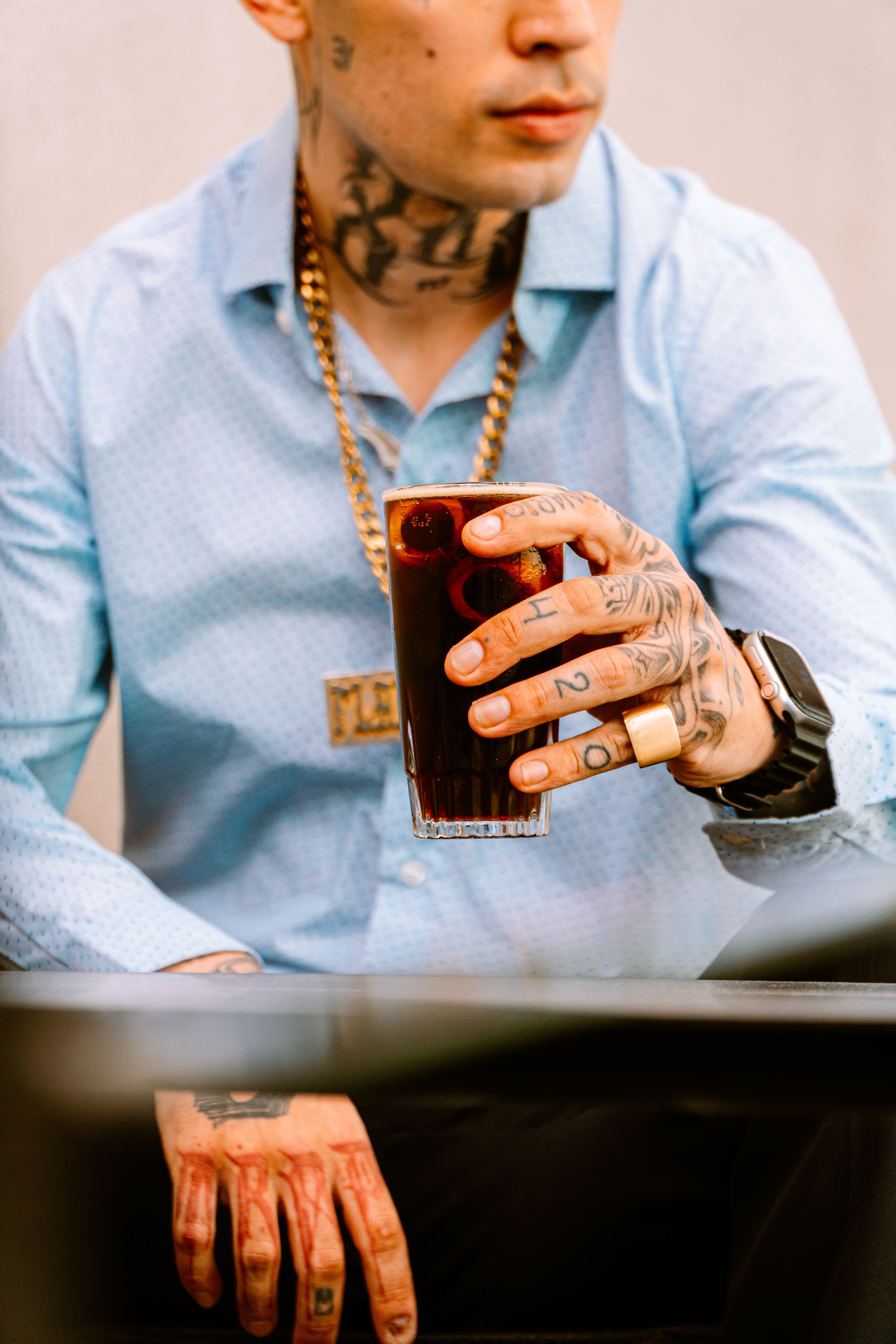 Tatuador verificando condições do cliente antes de iniciar a sessão
